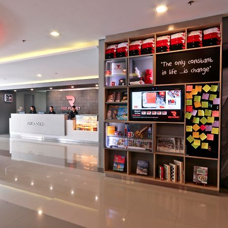 Red Planet Makati Amorsolo Makati City Exterior photo