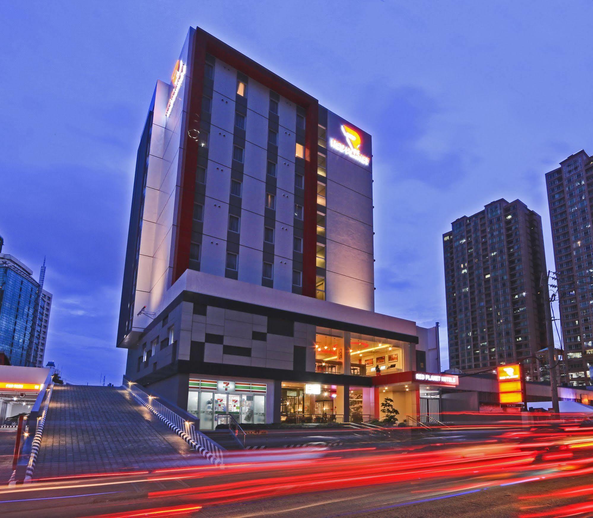 Red Planet Makati Amorsolo Makati City Exterior photo